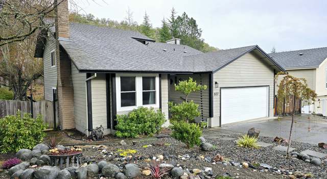 Photo of 607 NW Woodoak Dr, Roseburg, OR 97471