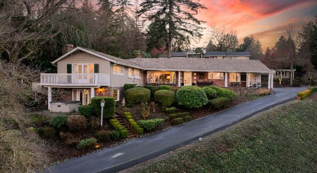 Photo of 17075 Old River Dr, Lake Oswego, OR 97034