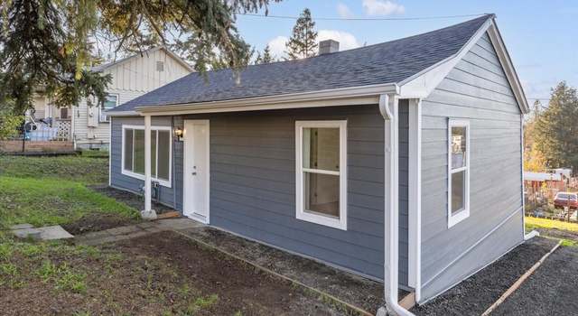 Photo of 876 NE Walnut St, Roseburg, OR 97470