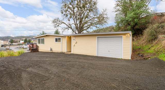 Photo of 553 NE West Ave, Roseburg, OR 97470