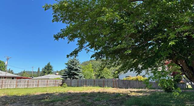 Photo of 445 W Elizabeth St, Roseburg, OR 97471