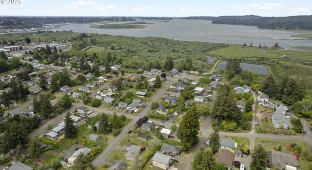 Photo of 976 E St, Coos Bay, OR 97420