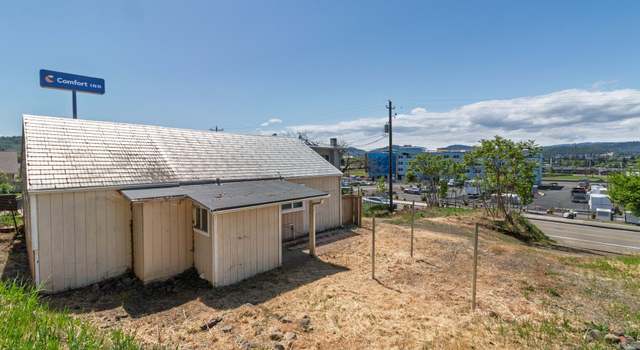 Photo of 1619 NW Mulholland Dr, Roseburg, OR 97470