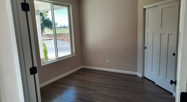 Photo of 860 Oakleaf Way, Silverton, OR 97381