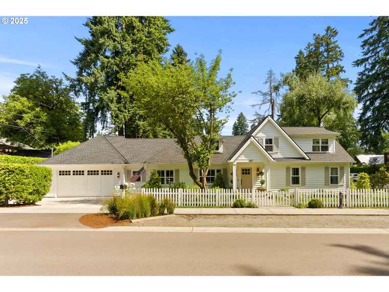 Photo of 817 D Ave Lake Oswego, OR 97034