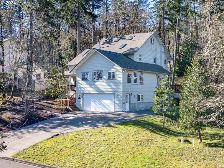 Photo of 810 Pine Forest Dr Eugene, OR 97405