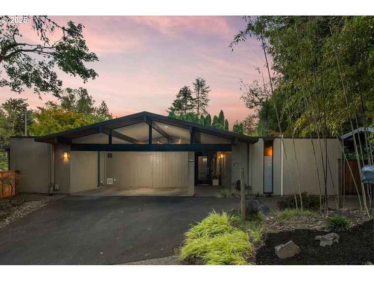 Photo of 700 Pebble Beach Ct Lake Oswego, OR 97034