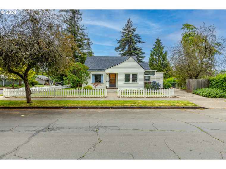 Photo of 757 E St Springfield, OR 97477