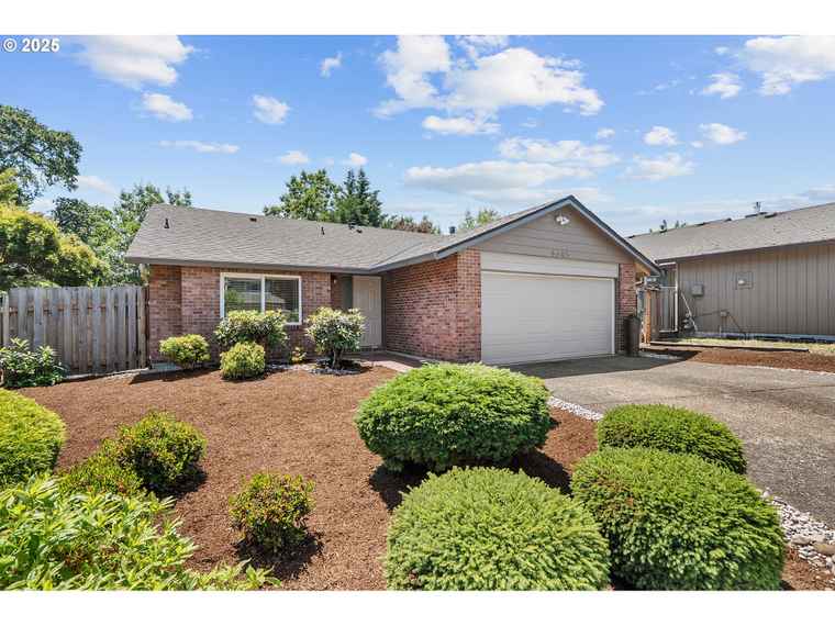 Photo of 8605 SW Stratford Ct Tigard, OR 97224