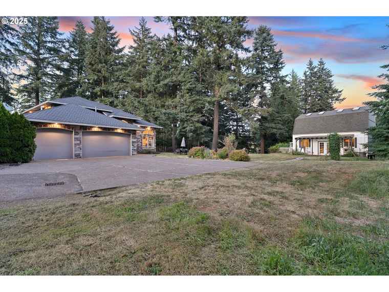 Photo of 11712 Finnegans Way Oregon City, OR 97045