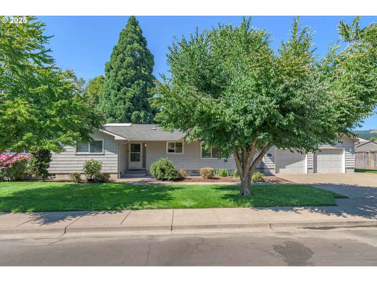 Photo of 708 Blackstone St Springfield, OR 97477