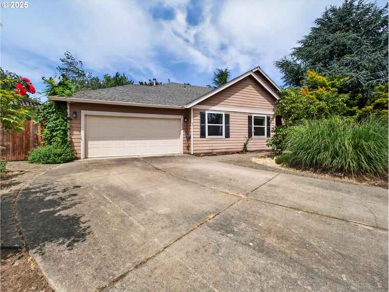Photo of 11823 Maxwell Ct Oregon City, OR 97045