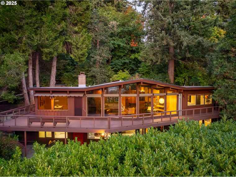 Photo of 2595 Highland Dr Eugene, OR 97403