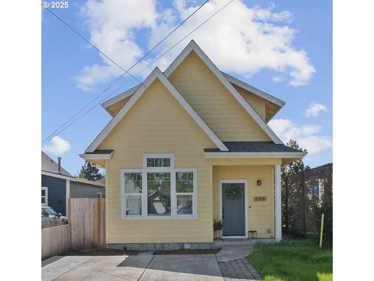 Photo of 170 E 3rd St Newberg, OR 97132