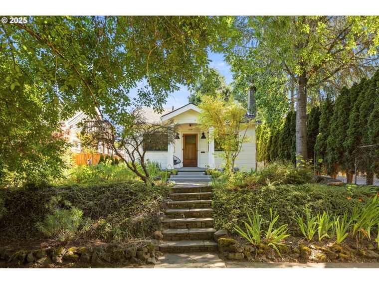 Photo of 2428 SE Ladd Ave Portland, OR 97214