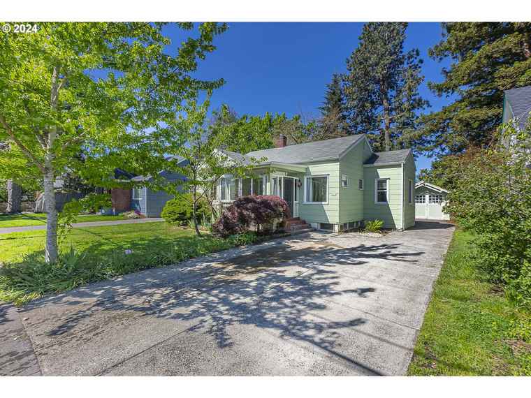 Photo of 4527 SE 60th Ave Portland, OR 97206
