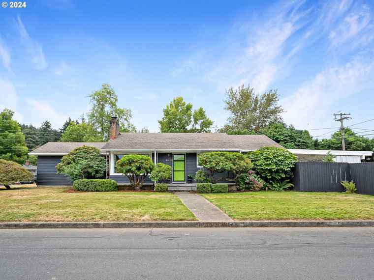 Photo of 18438 SE Caruthers St Portland, OR 97233