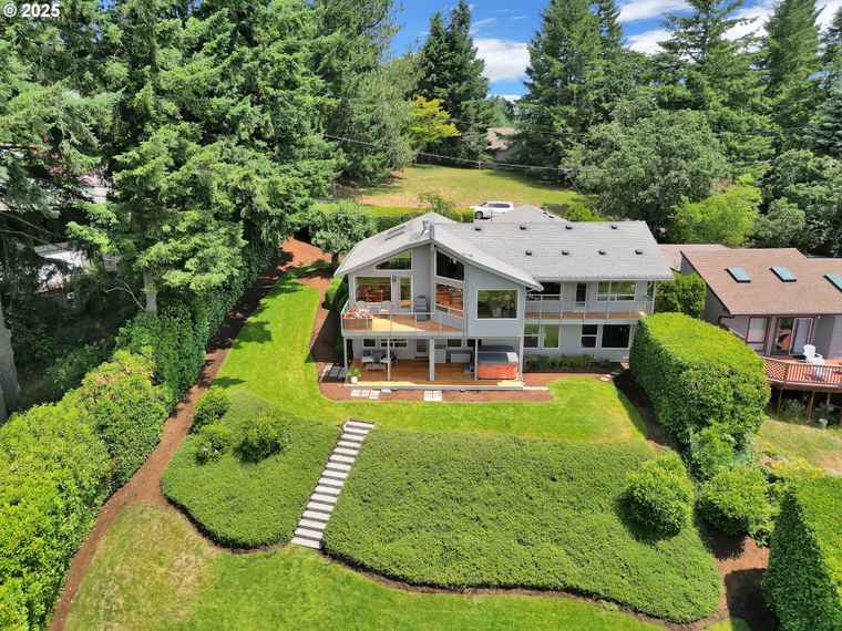 Photo of 3980 N Shasta Loop Eugene, OR 97405