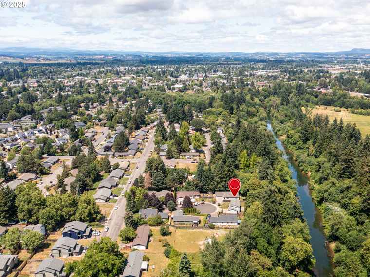 Photo of 890 SE Roberts Ct McMinnville, OR 97128