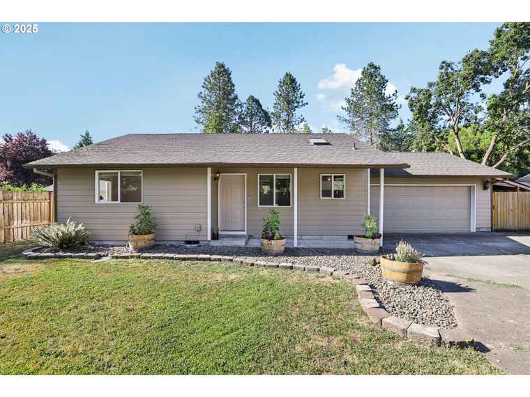 Photo of 126 SW Fleishauer Ln McMinnville, OR 97128