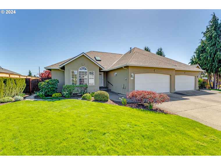 Photo of 2186 NW Willamette Dr McMinnville, OR 97128