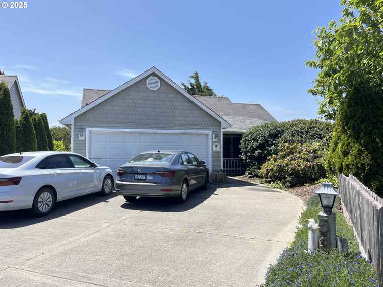 Photo of 53 Blue Water Ct Florence, OR 97439