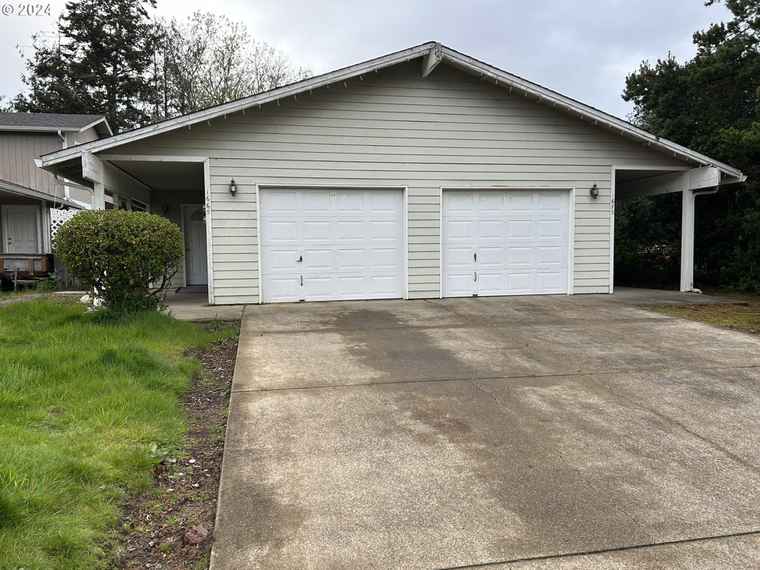 Photo of 1665/75 34th St Florence, OR 97439
