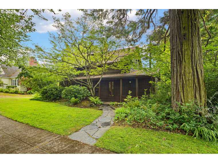 Photo of 2112 Agate St Eugene, OR 97403