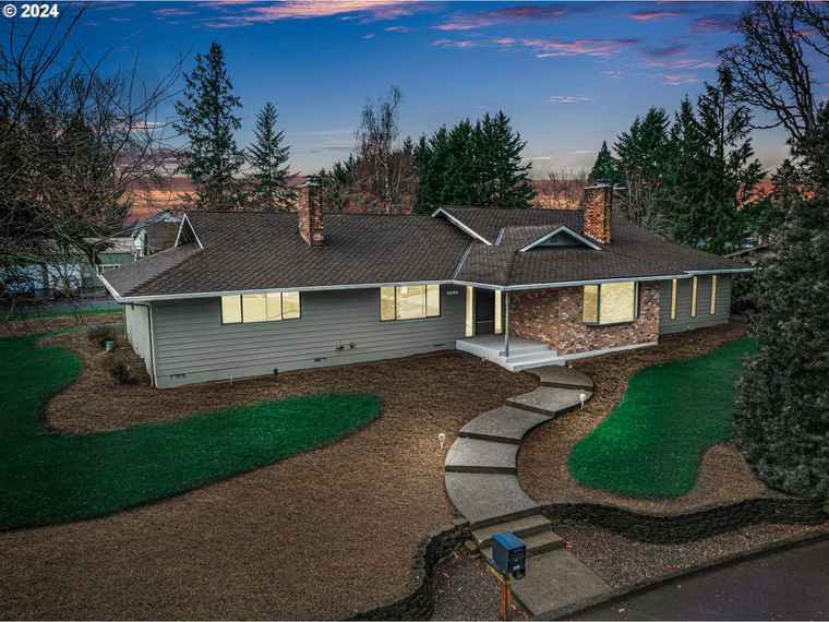 Photo of 2085 N Country Club Dr Canby, OR 97013