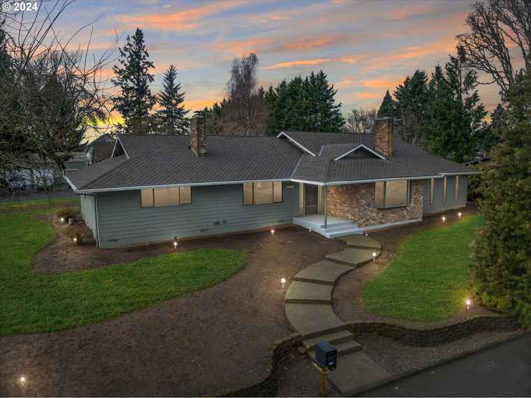 Photo of 2085 N Country Club Dr Canby, OR 97013