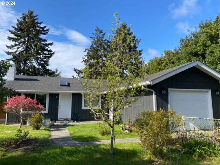 Photo of 2045 19th St Florence, OR 97439