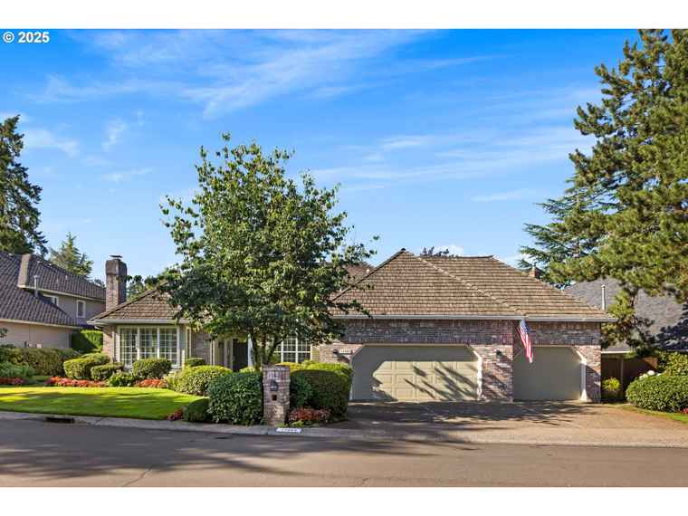 Photo of 13980 Amberwood Cir Lake Oswego, OR 97035