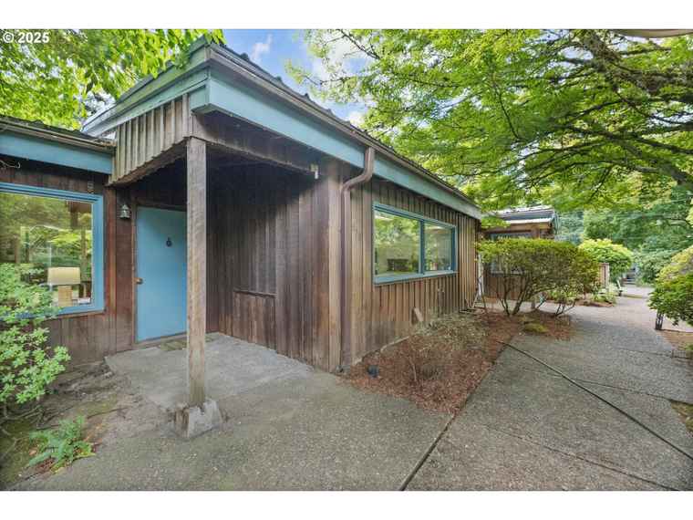 Photo of 7420 SW Pointer Rd Portland, OR 97210