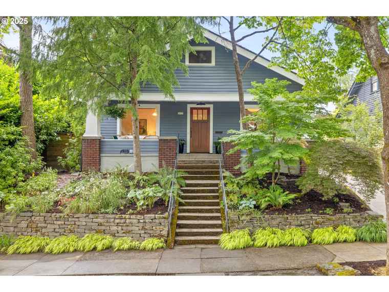 Photo of 2035 SE Grant St Portland, OR 97214