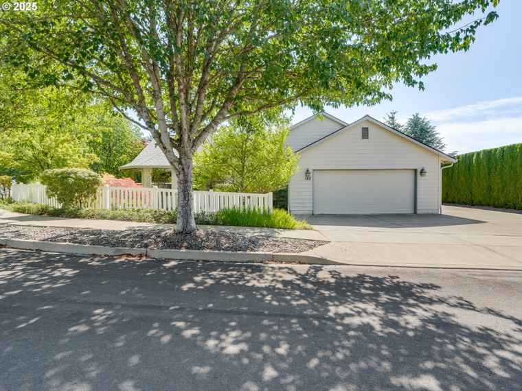 Photo of 142 SW Howard Dr McMinnville, OR 97128