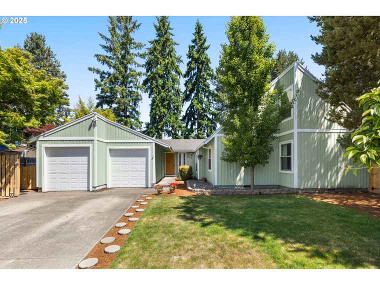 Photo of 998 NE Baldwin Dr Hillsboro, OR 97124