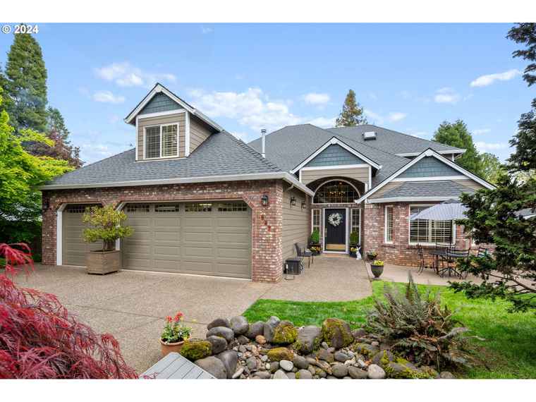 Photo of 947 Woodlawn Ave Oregon City, OR 97045