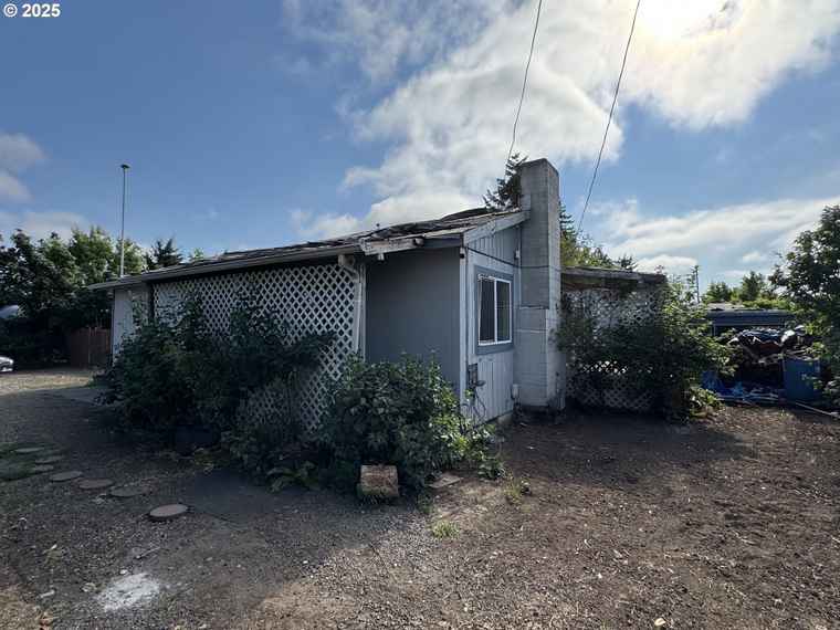 Photo of 255 36th St Springfield, OR 97478