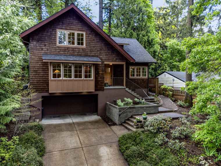 Photo of 825 SW Westwood Dr Portland, OR 97239