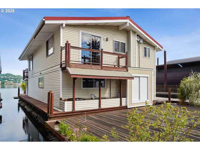Photo of 6901 SE Oaks Park Way #1 Portland, OR 97202