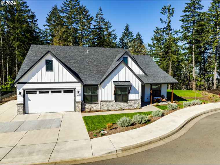 Photo of 989 S 66th Ct Springfield, OR 97478