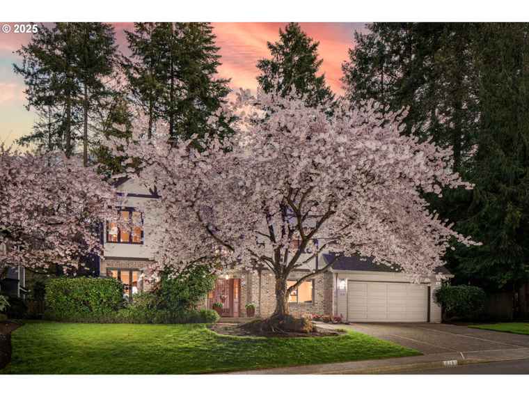 Photo of 16181 Parelius Cir Lake Oswego, OR 97034