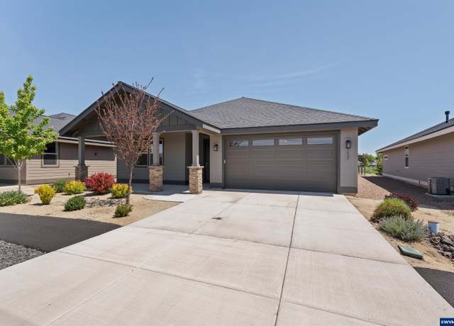 Property at 2622 NW Redwood Cir, Redmond, OR 97756, 2 beds, 2.5 baths