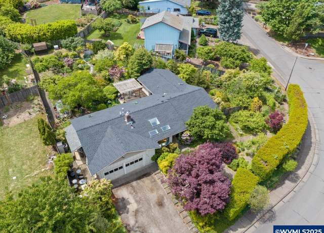 Property at 1610 NW Woodland Dr, Corvallis, OR 97330, 3 beds, 2.5 baths