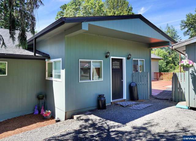 Property at 40787 Snow Peak Dr, Lebanon, OR 97355, 4 beds, 3 baths