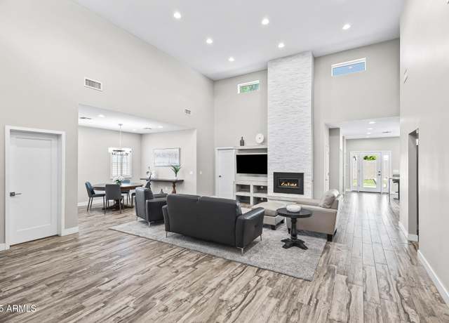Property at 1008 E Medlock Dr, Phoenix, AZ 85014, 3 beds, 2.5 baths