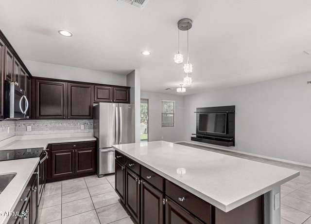 Property at 7423 S 28th Pl, Phoenix, AZ 85042, 3 beds, 2.5 baths