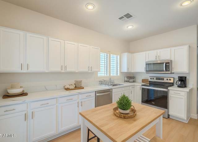 Property at 125 N 22nd Pl #5, Mesa, AZ 85213, 3 beds, 2 baths