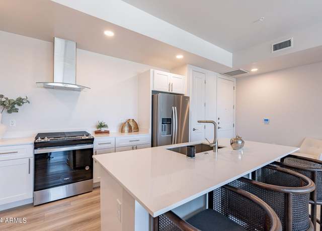 Property at 3131 N Central Ave #5022, Phoenix, AZ 85012, 2 beds, 2 baths