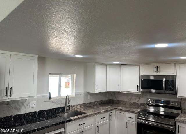 Property at 2721 E Beverly Ln, Phoenix, AZ 85032, 2 beds, 2 baths